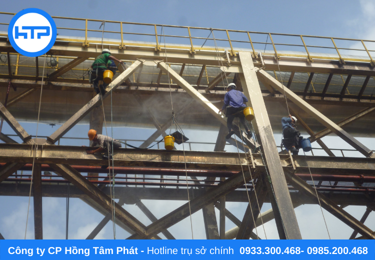 Đội ngũ công nhân của Hồng Tâm Phát đang vệ sinh hệ thống dây cáp treo